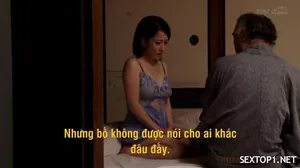 Một cặp đôi thực sự đang chơi đùa với con dâu của họ ở nhà để những người bạn sói của họ nhìn thấy. Họ dang rộng âm hộ của cô ấy ra và cho con dâu xem âm hộ của cô ấy mà không dùng bao cao su. Bộ ngực của cô ấy lộ ra và cô ấy đang bị quan hệ một cách dữ dội. Cô chị dâu gần như lộ mặt.