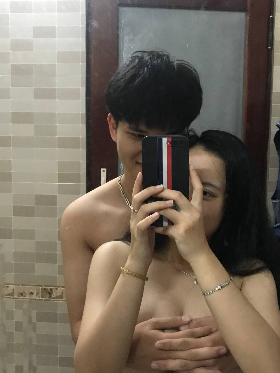 Ông xã nhìn Người vợ khoả thân làm người mẫu chỉ vì thiếu người mẫu