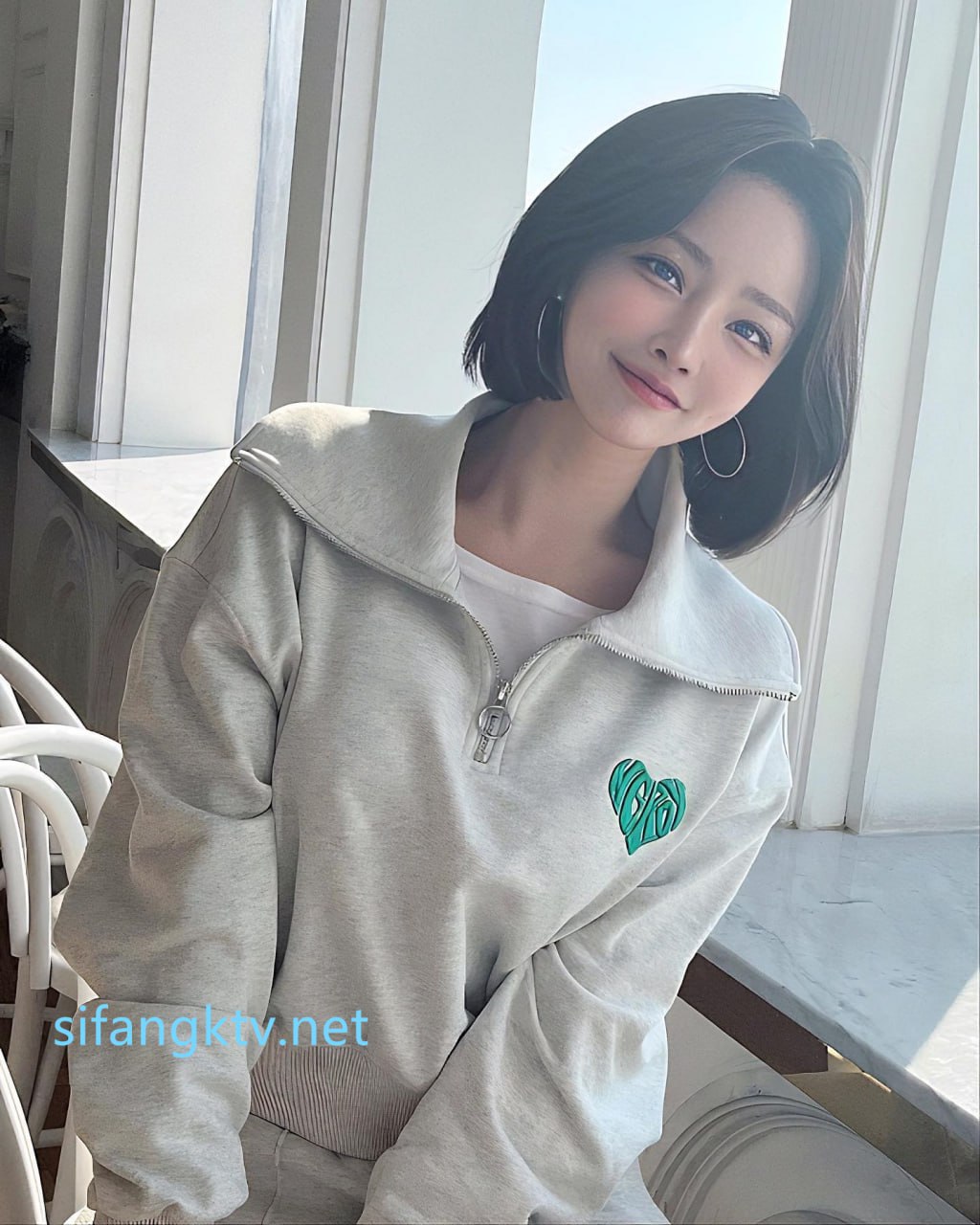 Người đàn ông quan hệ mạnh mẽ và xuất tinh vào bộ ngực lớn của cô gái tóc đỏ sau khi tập thể dục