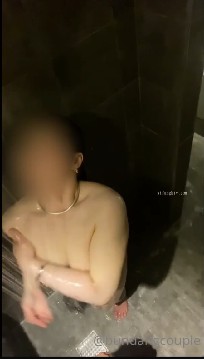 CHUC-043 Rena, một cựu người mẫu đọc sách 25 tuổi và là nhân viên bán hàng quần áo thích tự ngược đãi bản thânu